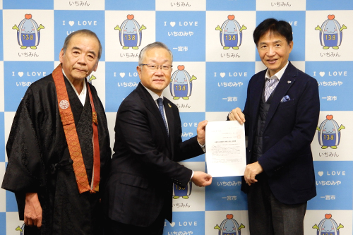 市長が要望書を受け取っている写真