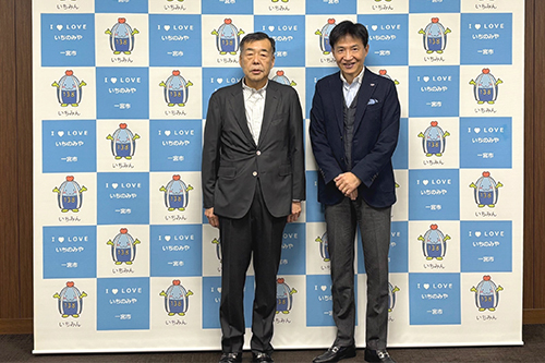 市長があいさつを受けている写真