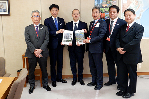 要望活動する市長の写真