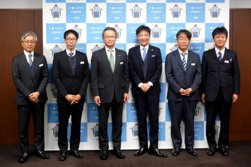 記念撮影している写真