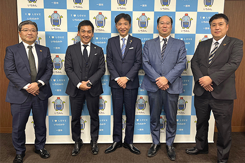 記念撮影している写真
