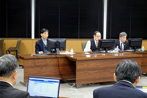 市長が査定している様子の写真