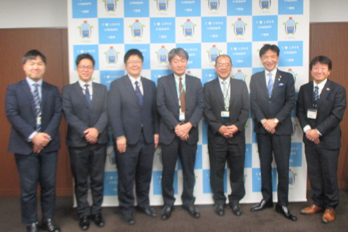市長が記念撮影している写真
