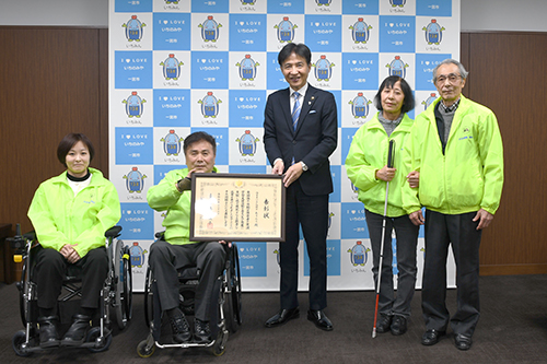 市長が記念撮影している写真