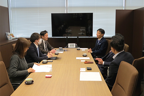 市長が情報交換している写真