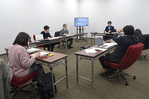 市長が会見している写真