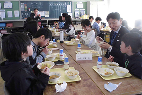 市長が会食している写真