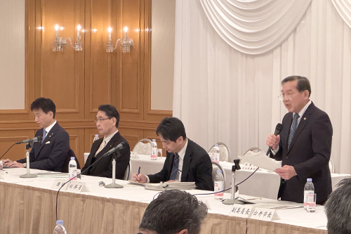 市長が会議に出席している写真