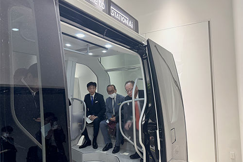 市長が視察している写真