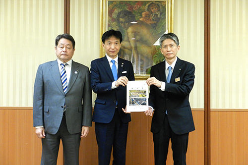 市長が提案活動している写真