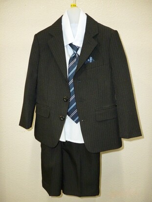 スーツ、シャツ、ネクタイ、半ズボン