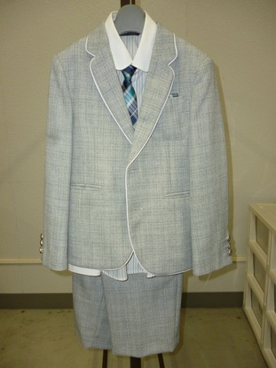 130cm　スーツ、シャツ、ネクタイ、半ズボン