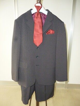 130cm　スーツ、ネクタイ、半ズボン