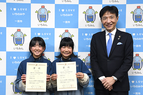 市長が記念撮影している写真