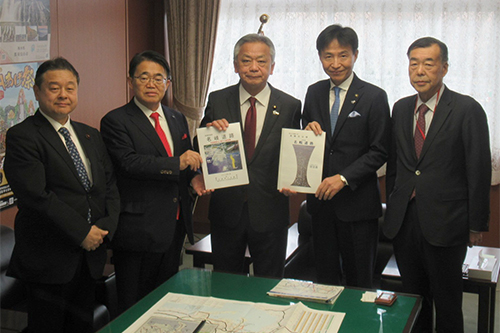 市長が国土交通省副大臣と撮影している写真