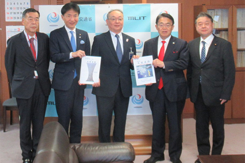 市長が国土交通省事務次官と記念撮影している写真