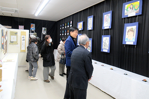 市長が鑑賞している写真