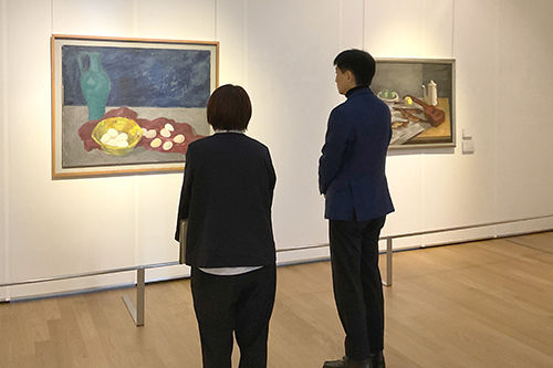 市長が鑑賞している写真