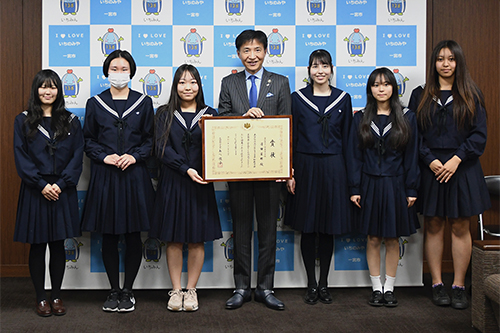 市長が記念撮影している写真