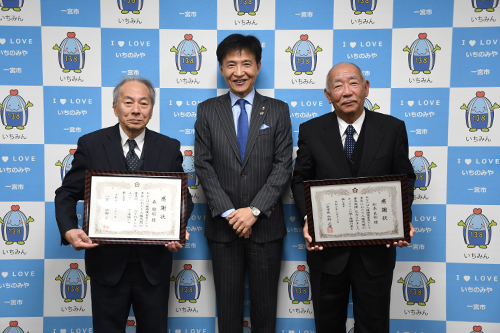 市長が記念撮影している写真