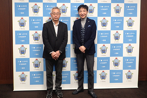 市長が記念撮影している写真