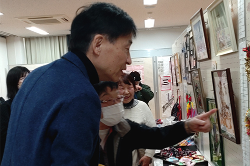 市長が鑑賞している写真
