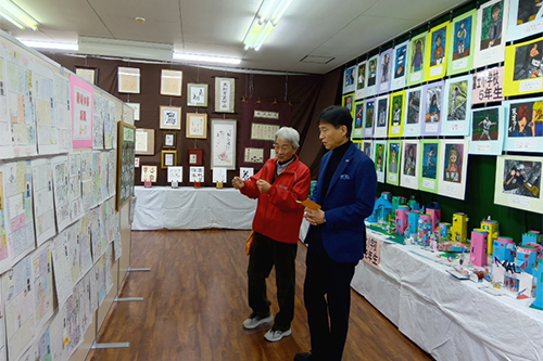 市長が鑑賞している写真