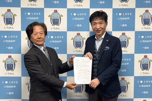 市長が記念撮影している写真