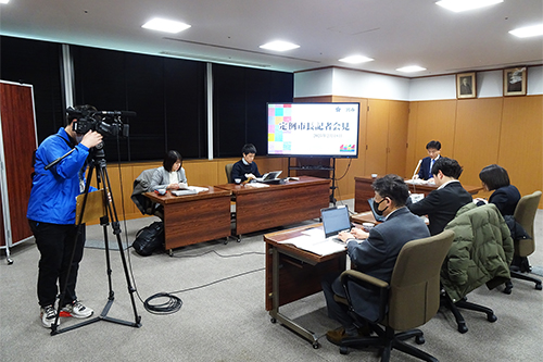 市長が記者会見している写真