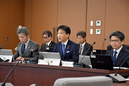 市長が議会に出席している写真