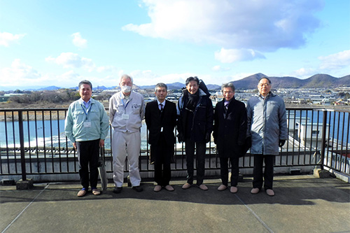 市長が記念撮影している写真