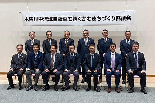 市長が記念撮影している写真