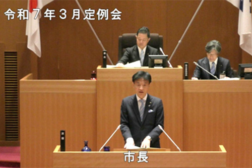 市長が本会議に出席している写真