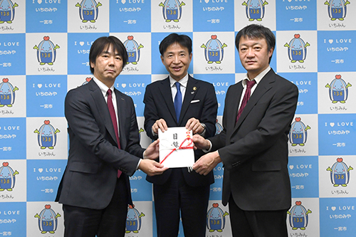 市長が記念撮影している写真