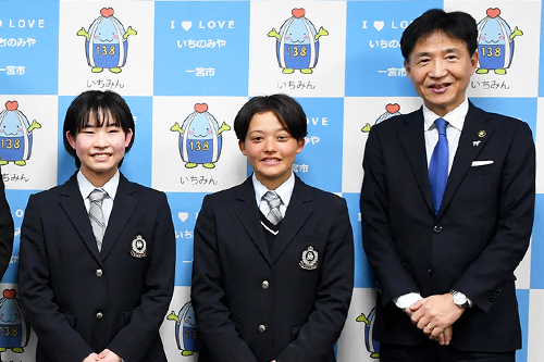 市長が記念撮影している写真