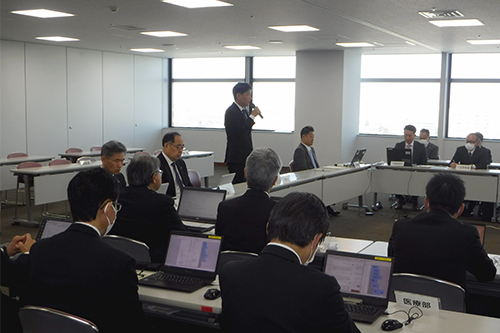 市長が会議に出席している写真
