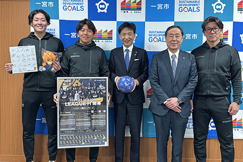 市長が記念撮影している写真