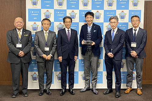 市長が記念撮影している写真