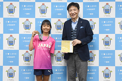 市長が記念撮影している写真