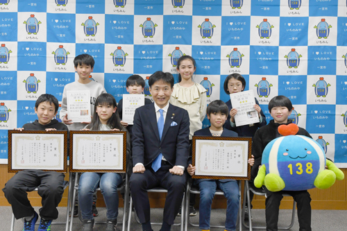 市長が記念撮影している写真