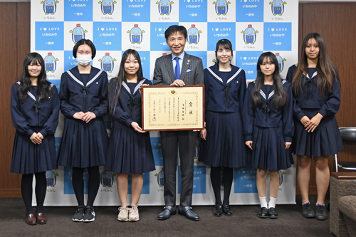 記念撮影の様子の写真