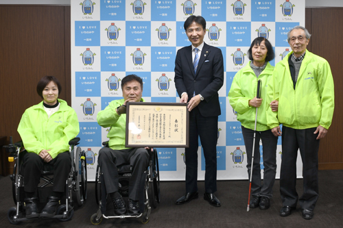 記念撮影の様子の写真