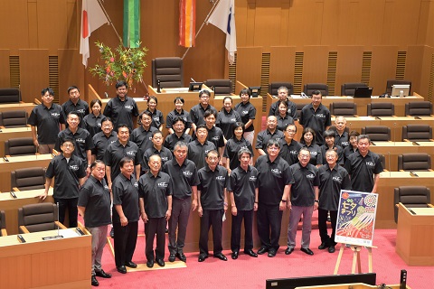 七夕ユニフォームを着た議員の集合写真