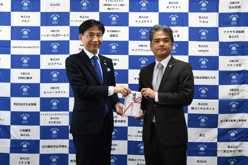 市長が寄付を受けた写真