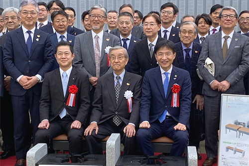市長が記念撮影している写真