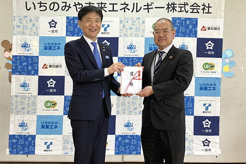 市長が記念撮影している写真