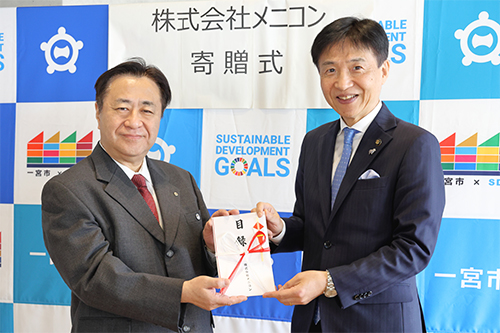 市長が記念撮影している写真