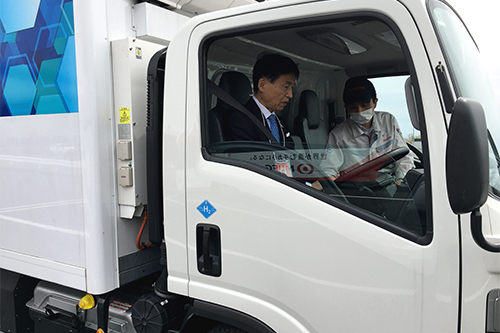 市長が説明を受けている写真