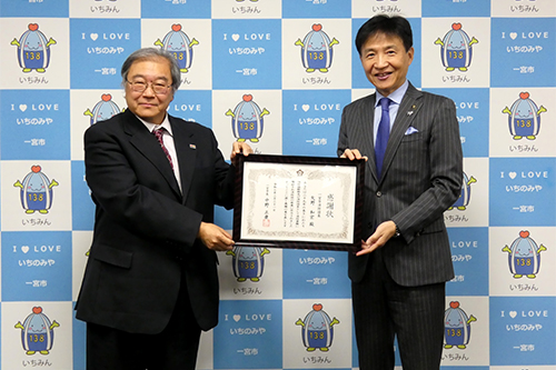 市長が辞令交付している写真