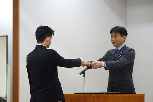 市長が辞令を交付している写真